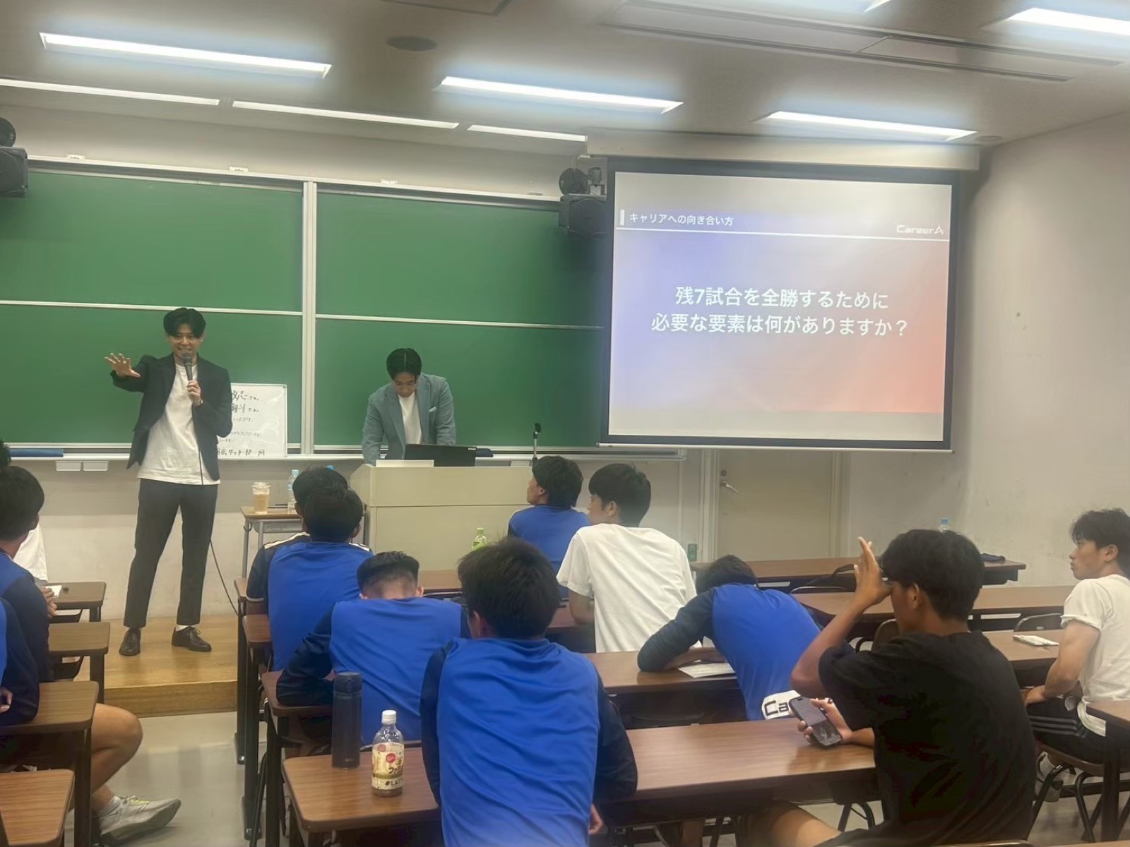 学生に語りかける細田海斗