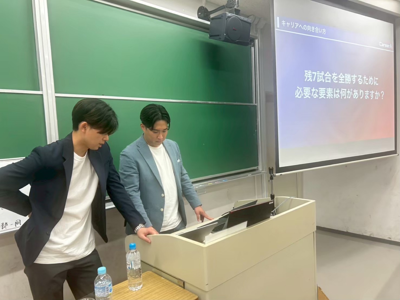 壇上に立つ椎名と細田