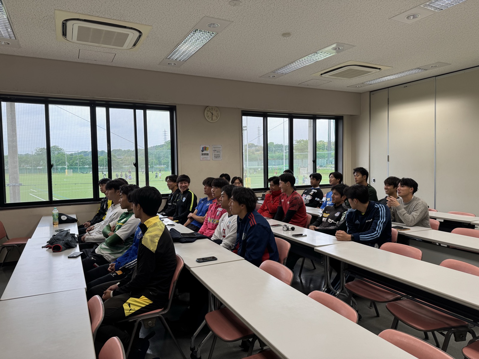 講義を聞く明治学院大学サッカー部の選手たち