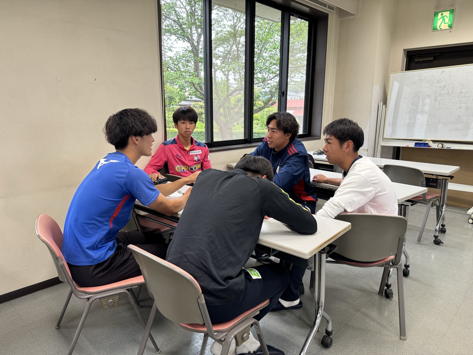 グループワークで話し合う選手たち