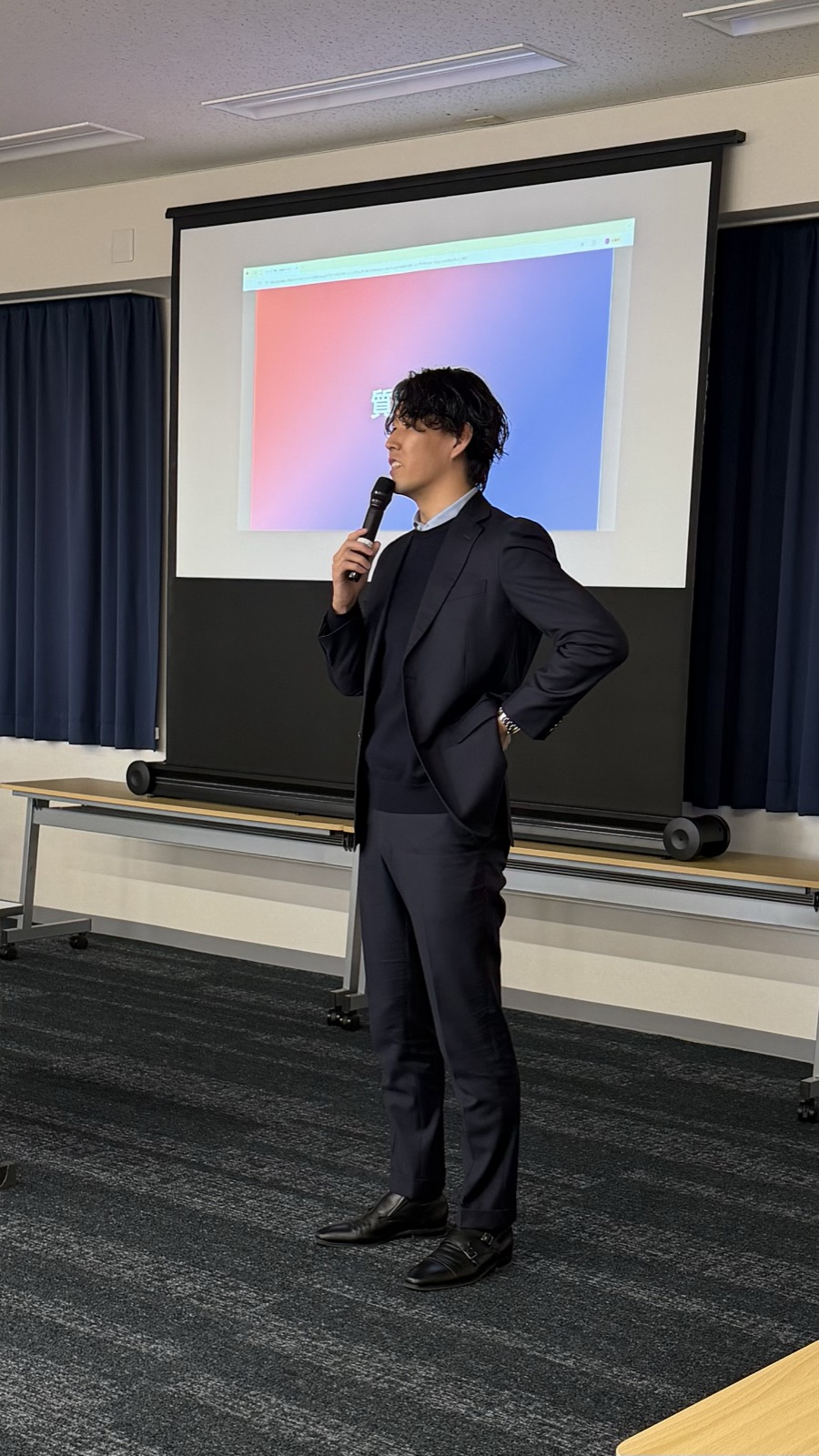 登壇する取締役・橋口拓哉